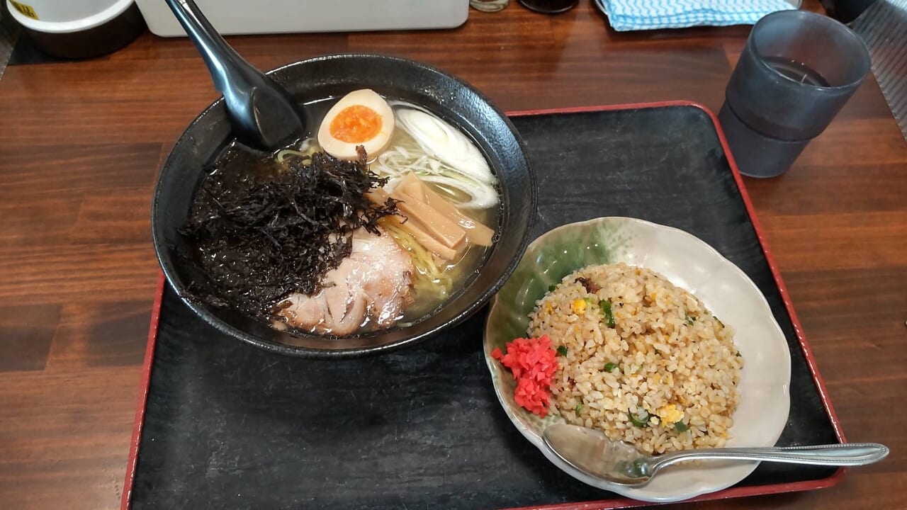 岩のりラーメン　半チャーハン　水