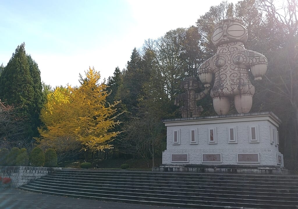 イチョウ　石像　土偶親子