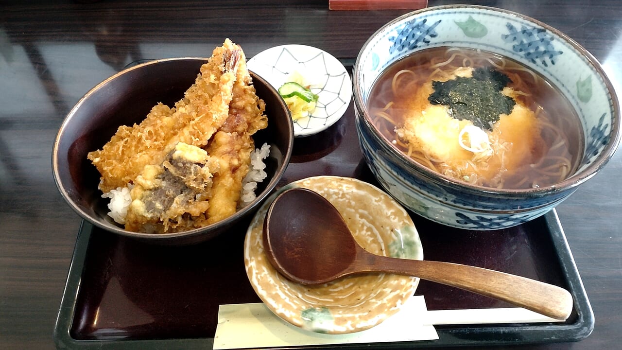 山かけそば　ミニ天丼　レンゲ