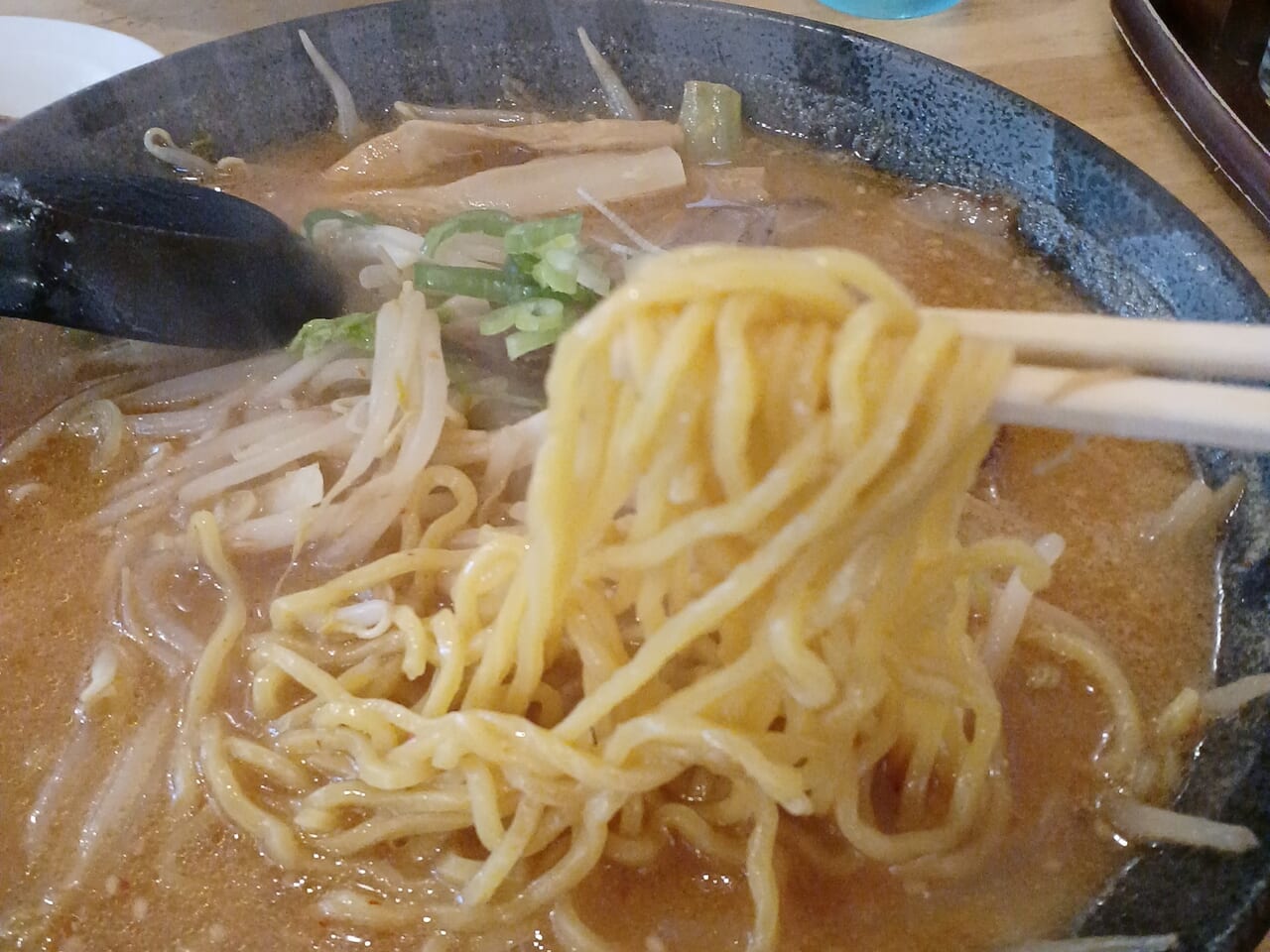 さんぱち味噌ラーメンの麺