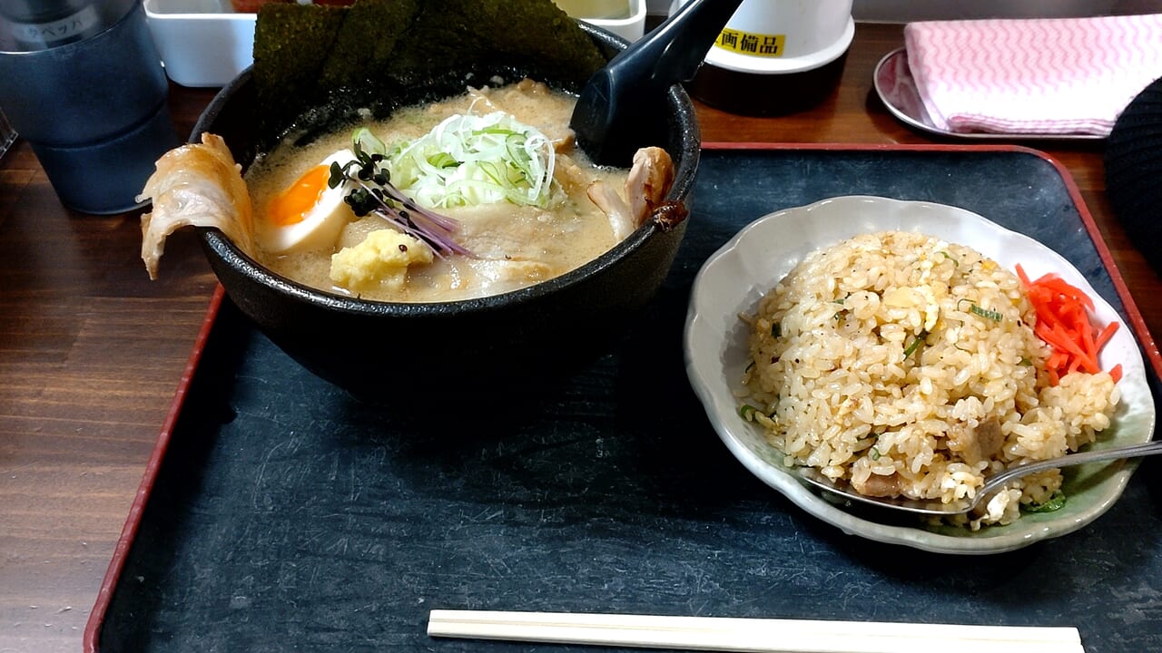 プレミアムラーメン　店主盛り味噌ラーメン　ランチ限定半チャーハン