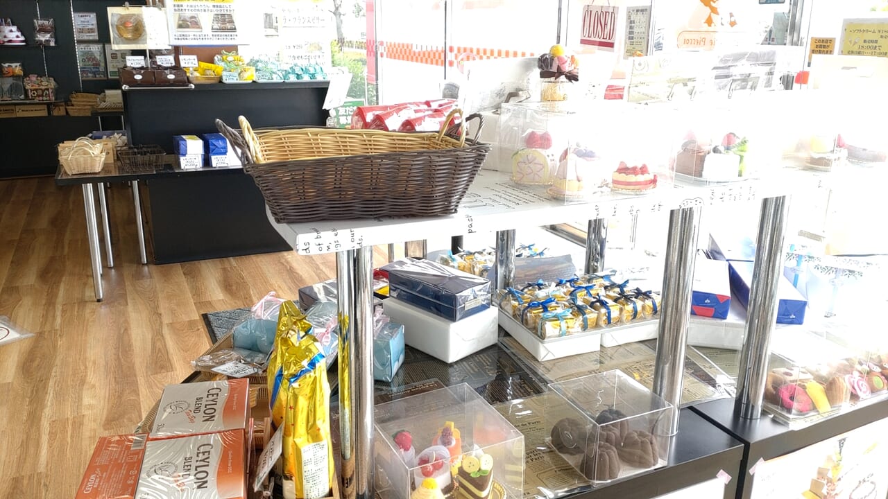 ピエロ　店内　箱菓子