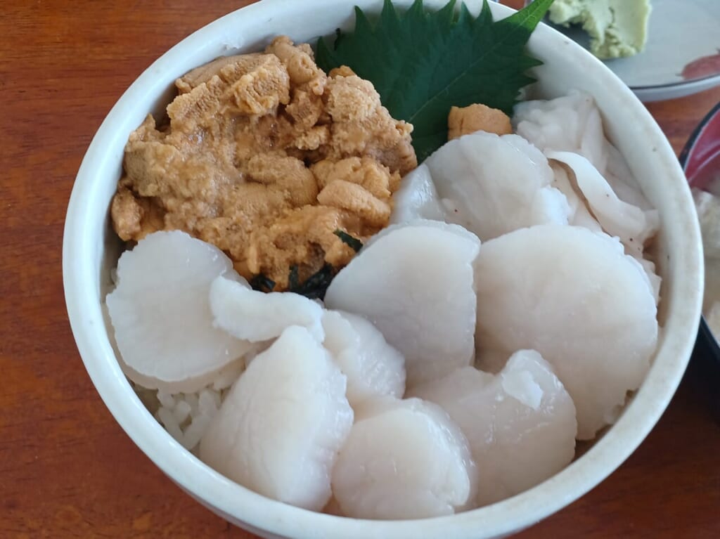 ウニホタテ丼のアップ