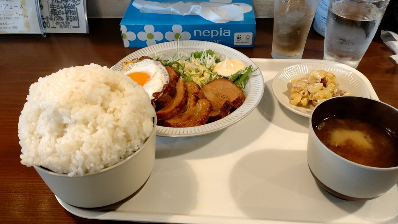 柏崎食堂ソーマ　チャーシューエッグ定食　実物