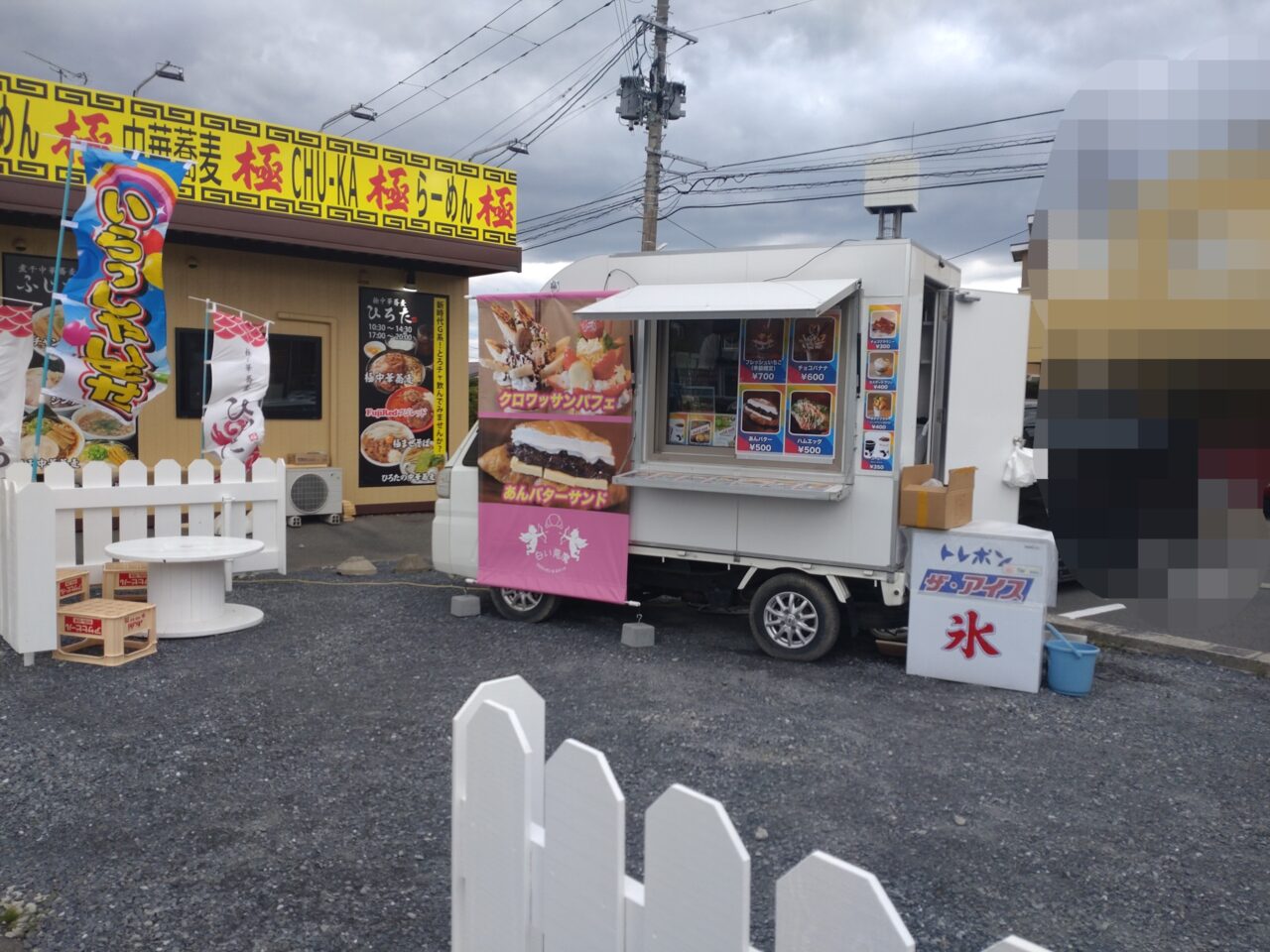 白い悪魔　キッチンカー　外観