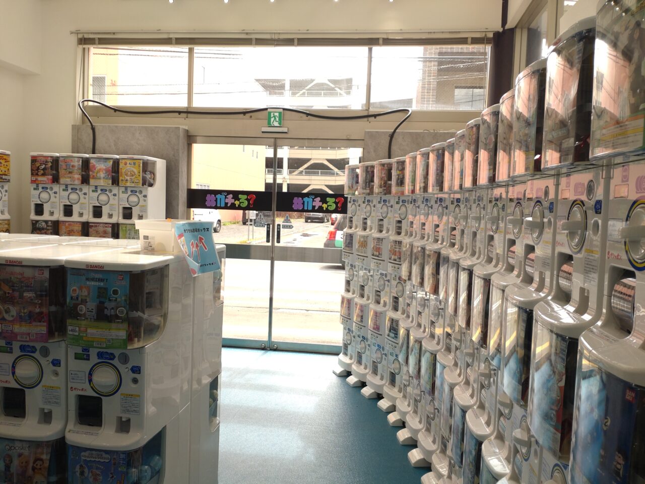ガチャる？　店内　マシン