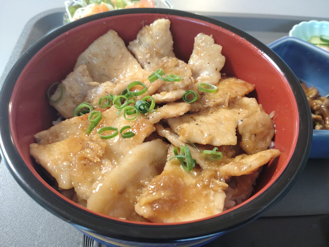 昼間食堂　かわろ　ポークジンジャー丼定食実物