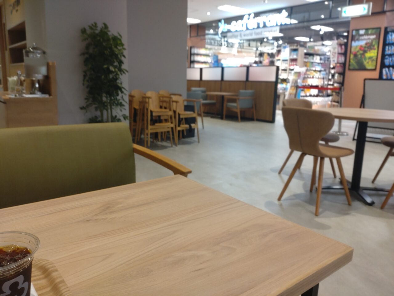 キーズカフェ　座席　シート