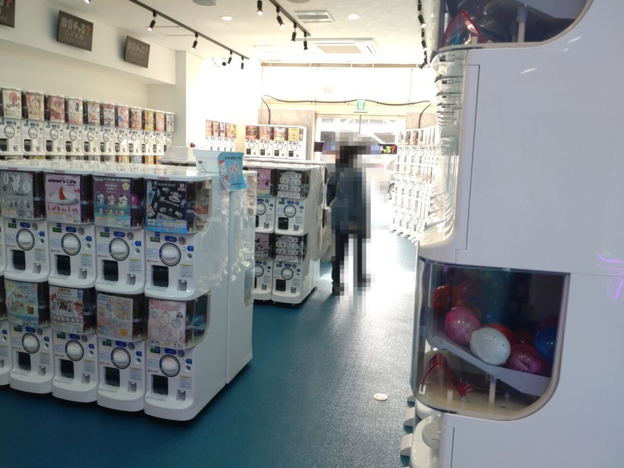 ガチャ　店舗　内装