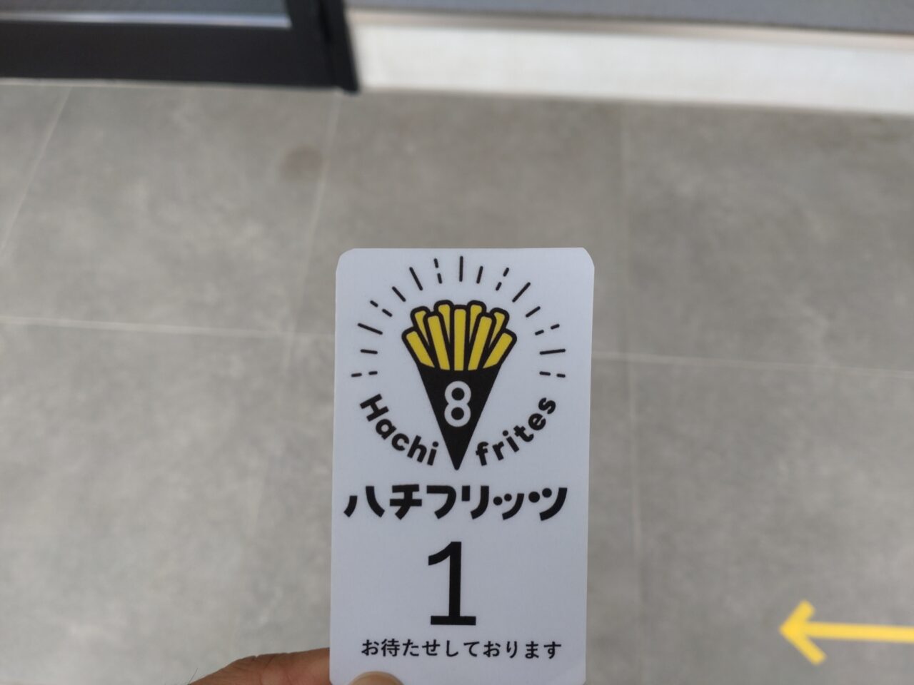 ハチフリッツ　ロゴ　番号札